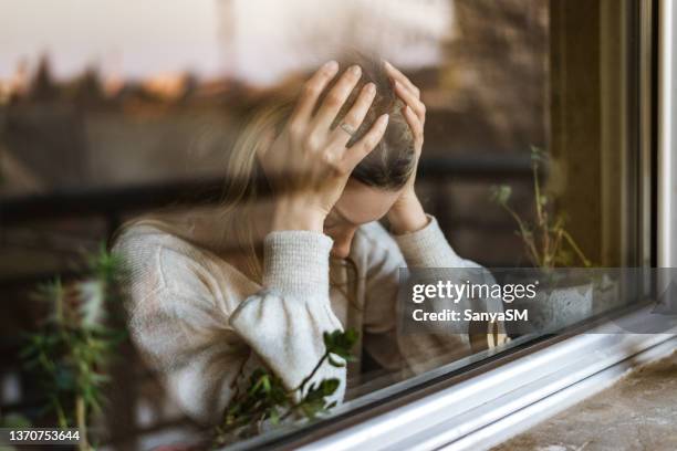 mujer joven en depresión - relationship difficulties fotografías e imágenes de stock