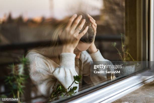giovane donna in depressione - relationship difficulties foto e immagini stock