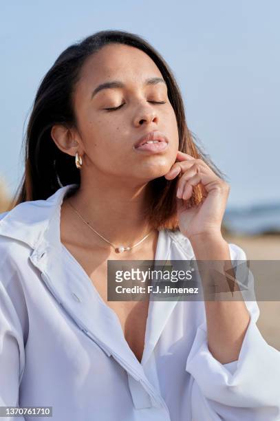 portrait of african american woman with eyes closed outdoors - boucle d'oreille photos et images de collection