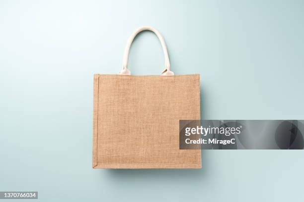 reusable brown jute shopping bag - bolso tote fotografías e imágenes de stock