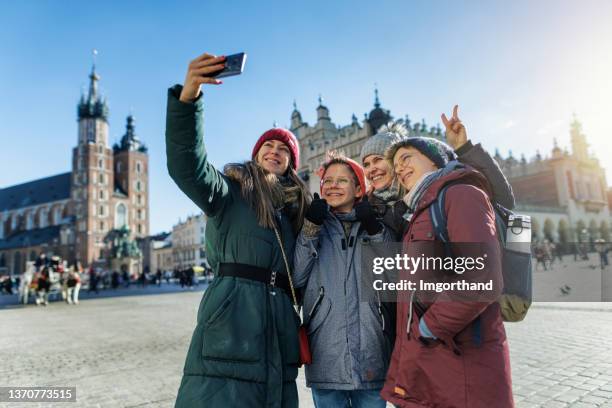 family sightseeing city on sunny but cold winter day. - roupa quente imagens e fotografias de stock