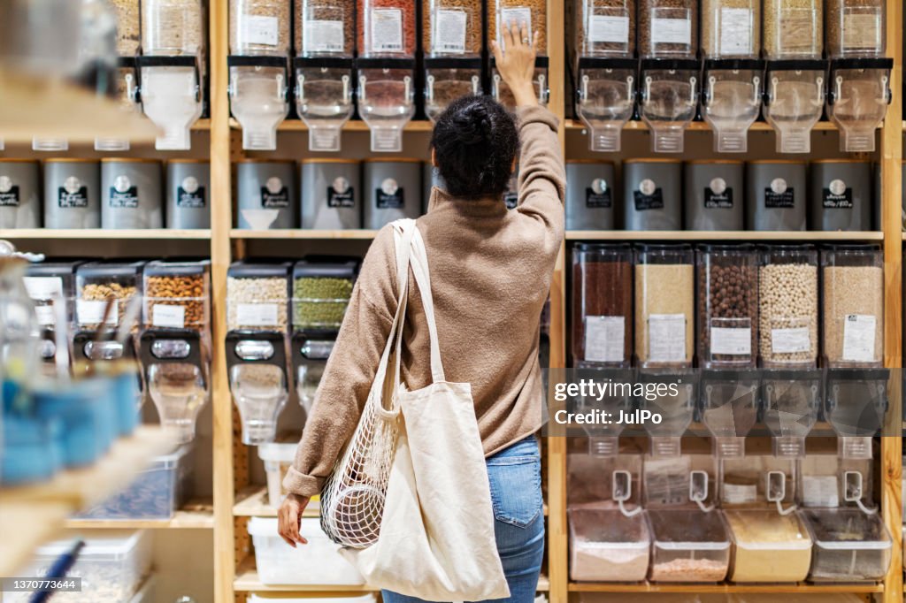ゼロ廃棄物店で買い物をする若いアフリカの女性