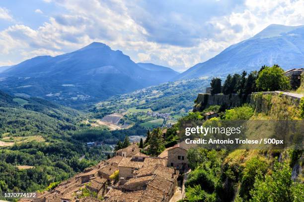 nice view,scenic view of mountains against sky,civitella del tronto,abruzzo,italy - abruzzen stock-fotos und bilder