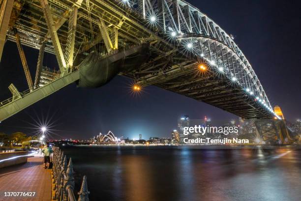 sydney harbor bridge and opera house - sydney skyline opera house and harbor bridge imagens e fotografias de stock