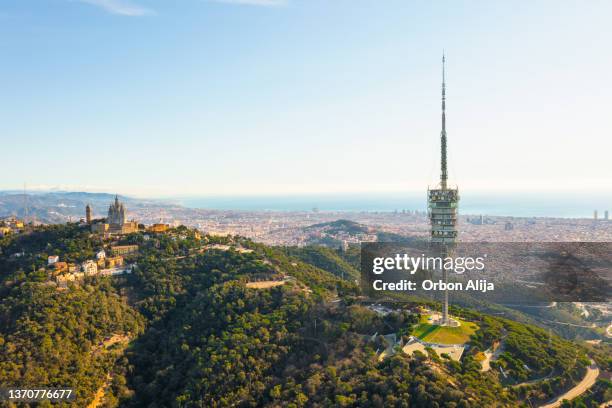 vista de la torre collserola (torre de collserola) en la montaña del tibidabo en barcelona - tibidabo fotografías e imágenes de stock