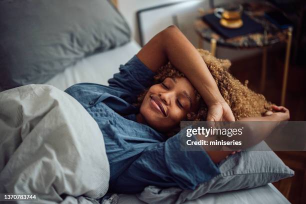 belle femme se reposant au lit dans l’après-midi - vêtement de nuit photos et images de collection