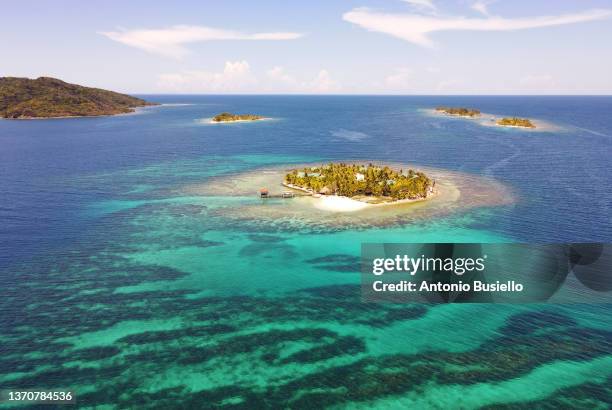 aerial view of cayos cochinos - bay islands fotografías e imágenes de stock