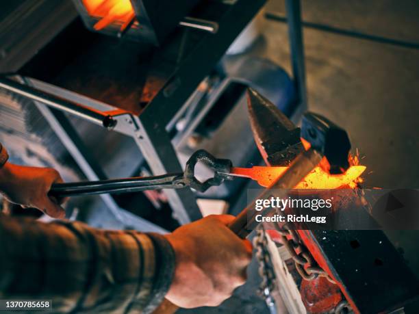 home forge knife making - smederij stockfoto's en -beelden