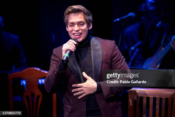 Venezuelan singer Carlos Baute performs on stage in Teatro Cofidis Alcázar on February 15, 2022 in Madrid, Spain.