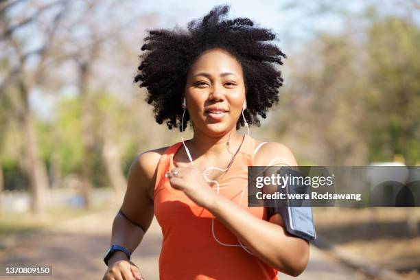 young woman running exercise wearing heartbeat monitoring and smart watch - aerobismo fotografías e imágenes de stock