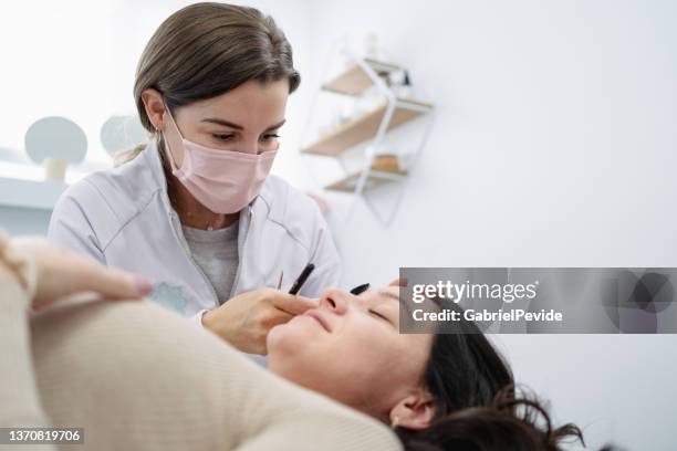 eyebrow designer working at the spa - eyebrow tattooing stock pictures, royalty-free photos & images