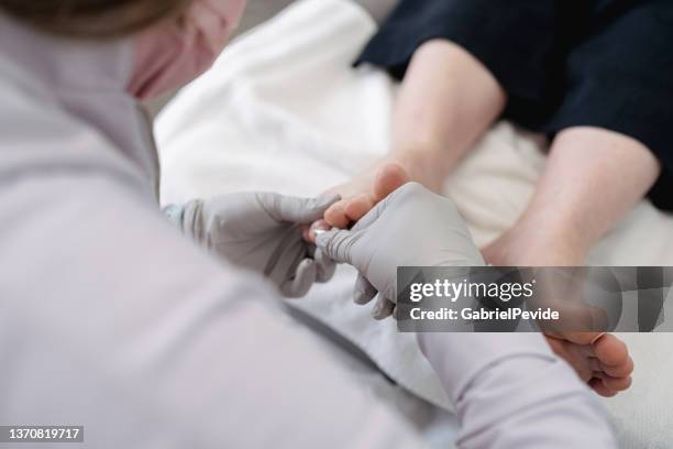 podologe im spa - fußpflege stock-fotos und bilder