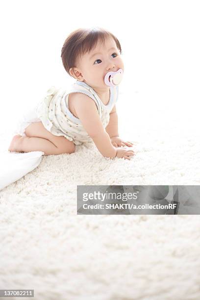 baby crawling - 這う ストックフォトと画像