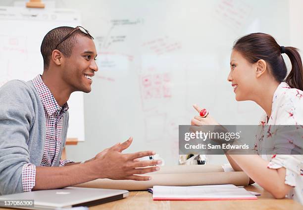 empresario y empresaria de estar cara a cara de reuniones - face to face fotografías e imágenes de stock