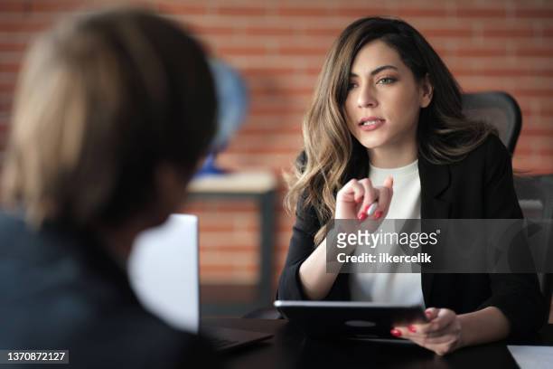 オフィス会議室で男性の求人にインタビューするビジネスウーマン - business man sitting banking ストックフォトと画像