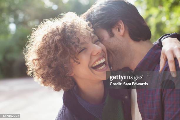 primer plano riendo pareja abrazándose - kissing fotografías e imágenes de stock