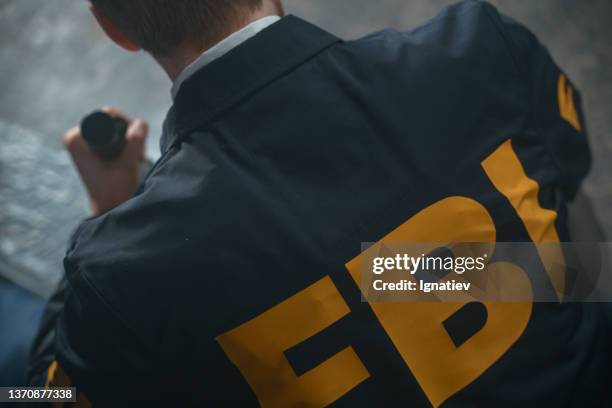uniforme de agente del fbi con inscripción en la espalda de un hombre - armed robbery fotografías e imágenes de stock