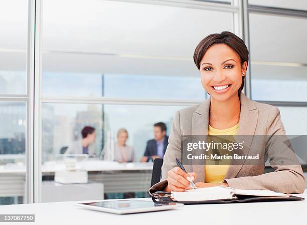 femme d'affaires travaillant au bureau en bureau - confident desk man text space photos et images de collection