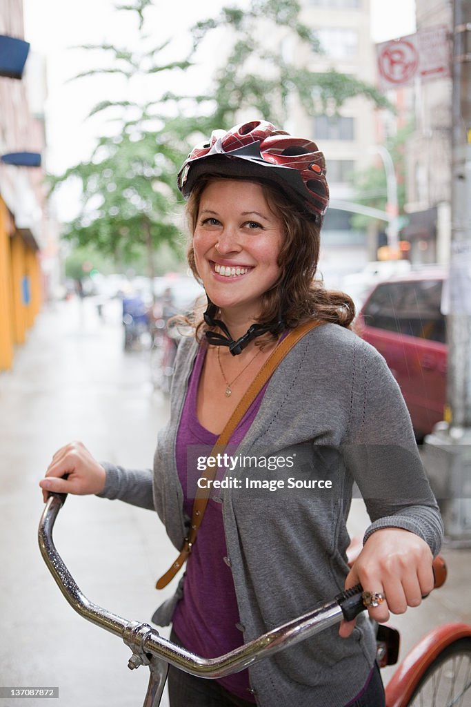 Junge Frau mit Fahrrad Helm, Lächeln