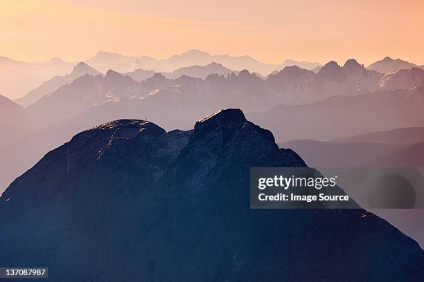 mount zugspitze, bayern, deutschland - bergkette stock-fotos und bilder