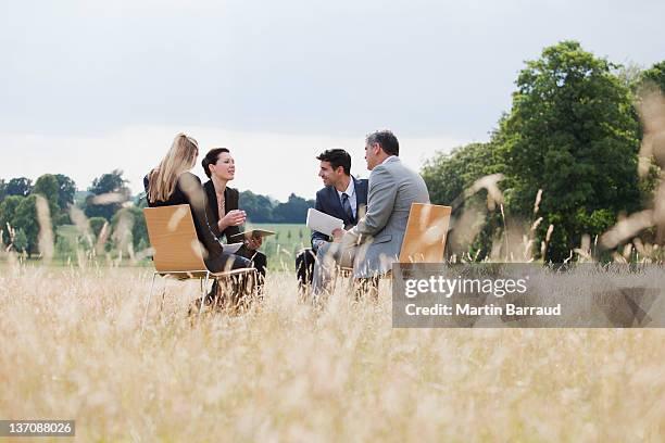 las personas de negocios tener para reuniones al aire libre - ambiente evento fotografías e imágenes de stock