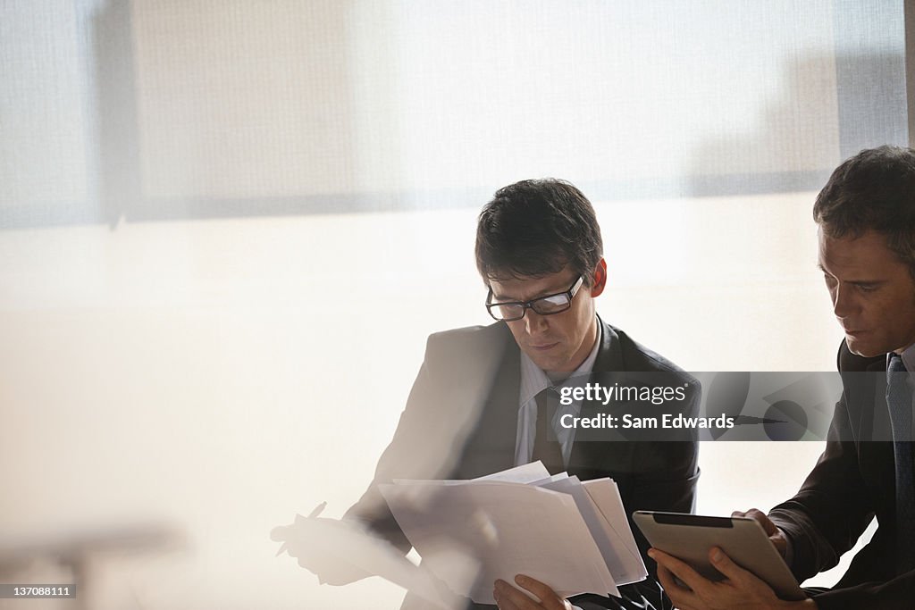 Geschäftsleute arbeiten zusammen,