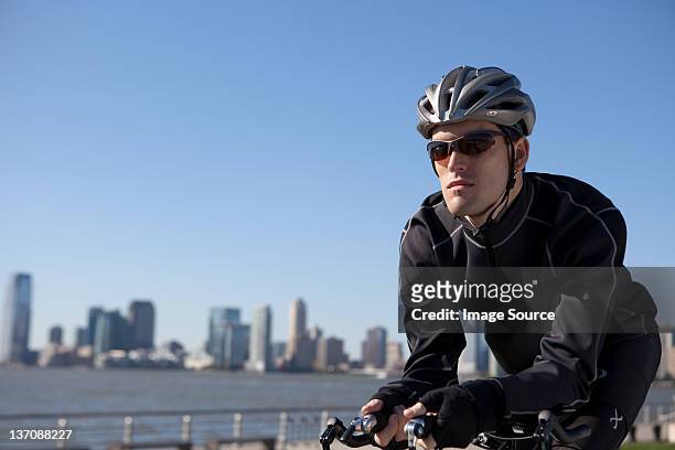 ている男性のクローズアップ橋の上で自転車 - ロードバイク ストックフォトと画像