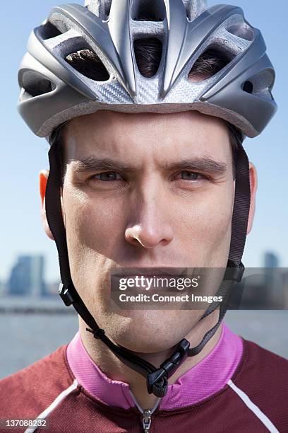 homem com capacete de ciclismo olhar diretamente à frente - camisola de ciclismo imagens e fotografias de stock