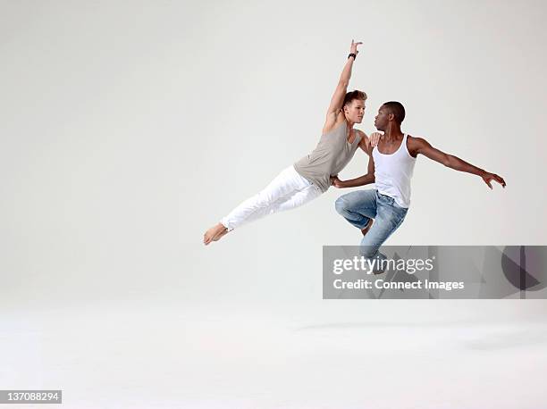 deux jeunes hommes en l'air - saut elastique photos et images de collection