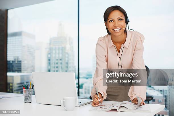 donna d'affari al lavoro in ufficio - integration service foto e immagini stock