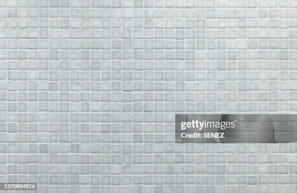 mosaic tile pattern texture - betegelde vloer stockfoto's en -beelden