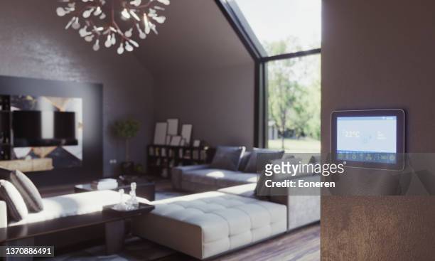 controllo intelligente della casa in soggiorno - smart home foto e immagini stock