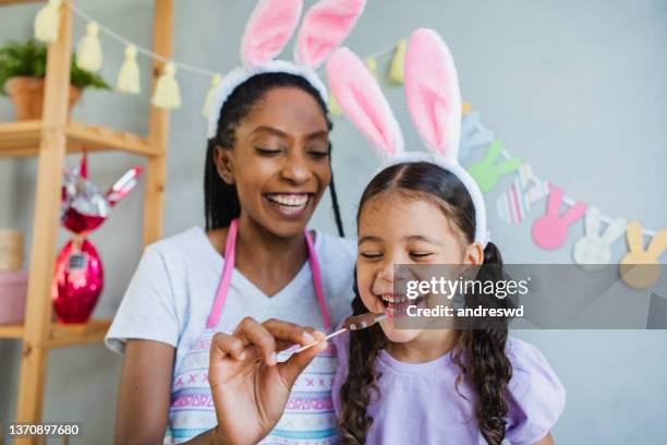 zu hause das osterfest - african family easter stock-fotos und bilder