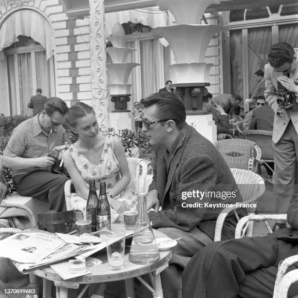 Janette Scott et Robert Mitchum à la terrasse d'un café lors du Festival de Cannes, en avril 1954.