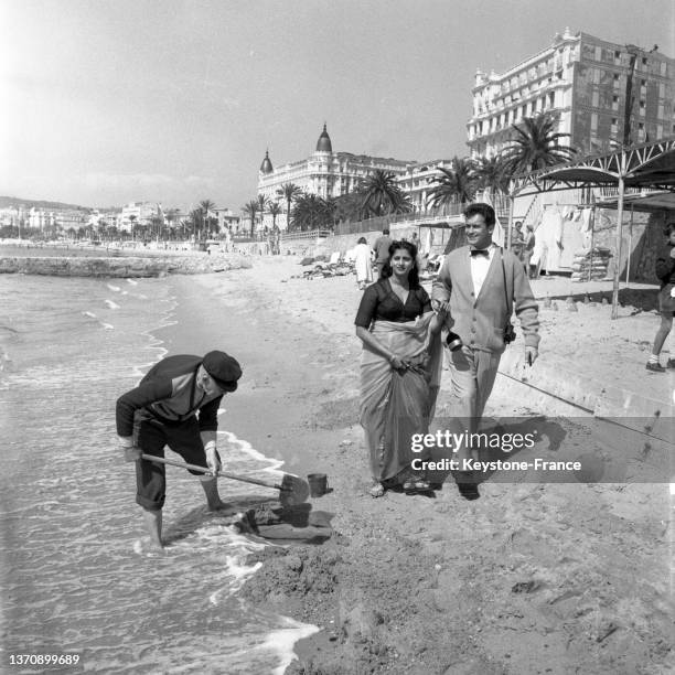 Mohana Cabral et Carl Möhner sur la plage lors du Festival de Cannes, en avril 1954.