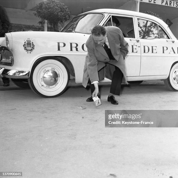 Le préfet de la Seine Emile Pelletier effectuant sa tournée d'inspection lors de la campagne de propreté de PAris, le 12 mai 1958.