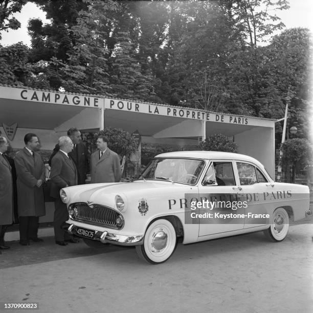 Le préfet de la Seine Emile Pelletier effectuant sa tournée d'inspection lors de la campagne de propreté de PAris, le 12 mai 1958.