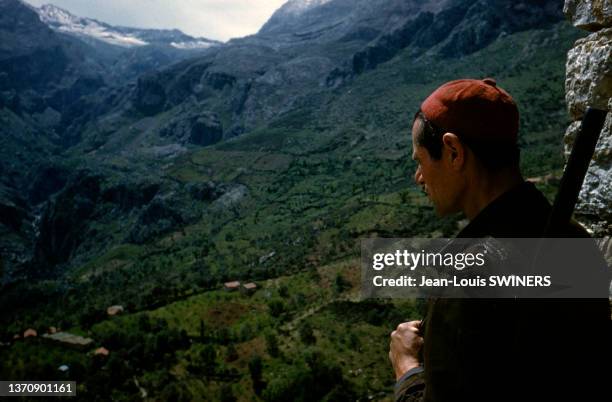 Soldat harki surveillant une vallée, combattant algérien, supplétif de l'Armée Française, près de Kreider dans le sud Oranais en août 1959 lors de la...