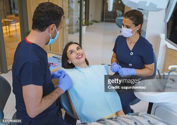 team di dentisti medici che lavorano nella clinica dentale - igienista dentale foto e immagini stock