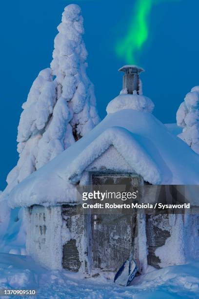 frozen hut under the northern lights, lapland - arctic images stock-fotos und bilder