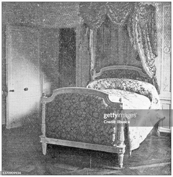 antike reisefotografien von paris und frankreich: marie antoinettes bett - bedroom photos stock-grafiken, -clipart, -cartoons und -symbole