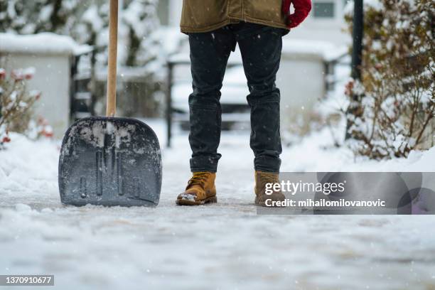 nach der reinigung schneebedeckter weg - spaten stock-fotos und bilder