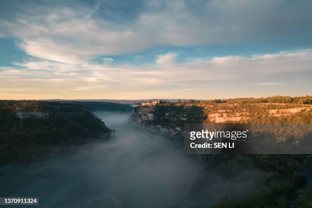rocamadour sunrise, aerial view of the french village and castle on cliff in early morning with fogs in the canyon of the alzou - aquitânia imagens e fotografias de stock