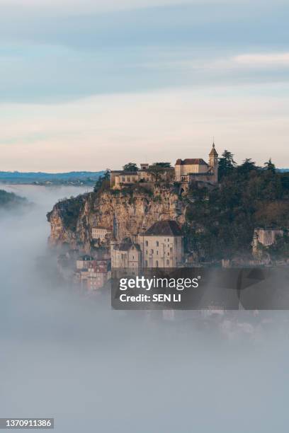 rocamadour sunrise, aerial view of the french village and castle on cliff in early morning with fogs in the canyon of the alzou - rocamadour 個照片及圖片檔