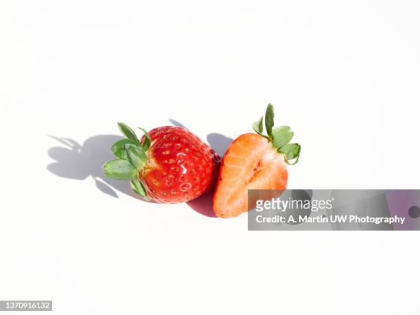 top view of strawberries isolated on white background - erdbeeren freisteller stock-fotos und bilder