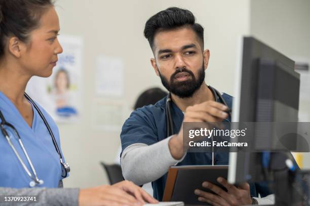 medical students working together - arabic doctor stockfoto's en -beelden