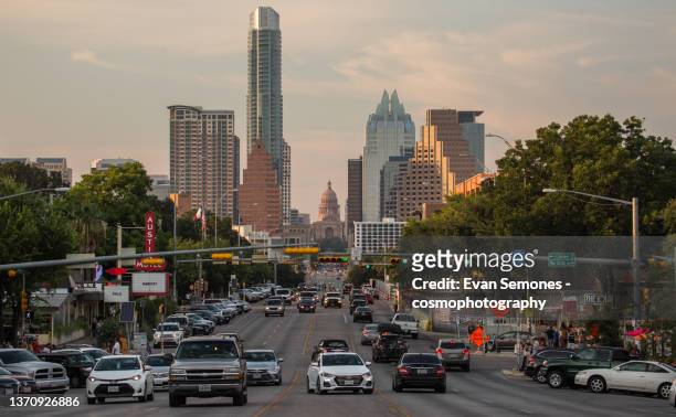 austin skyline at sunset from south congress - austin texas stockfoto's en -beelden