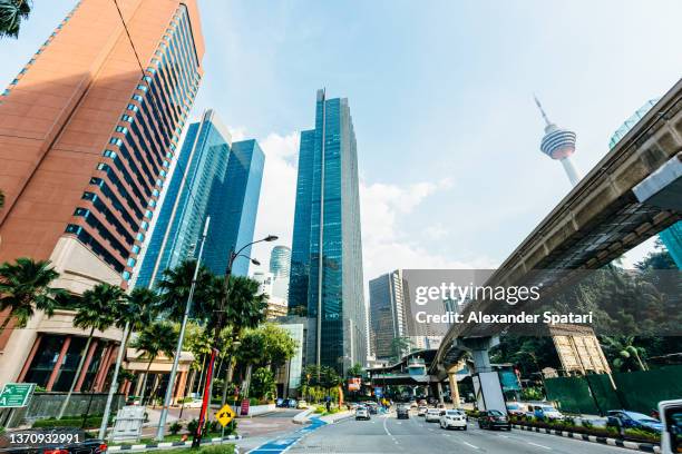 street in kuala lumpur, malaysia - menara kuala lumpur tower stockfoto's en -beelden