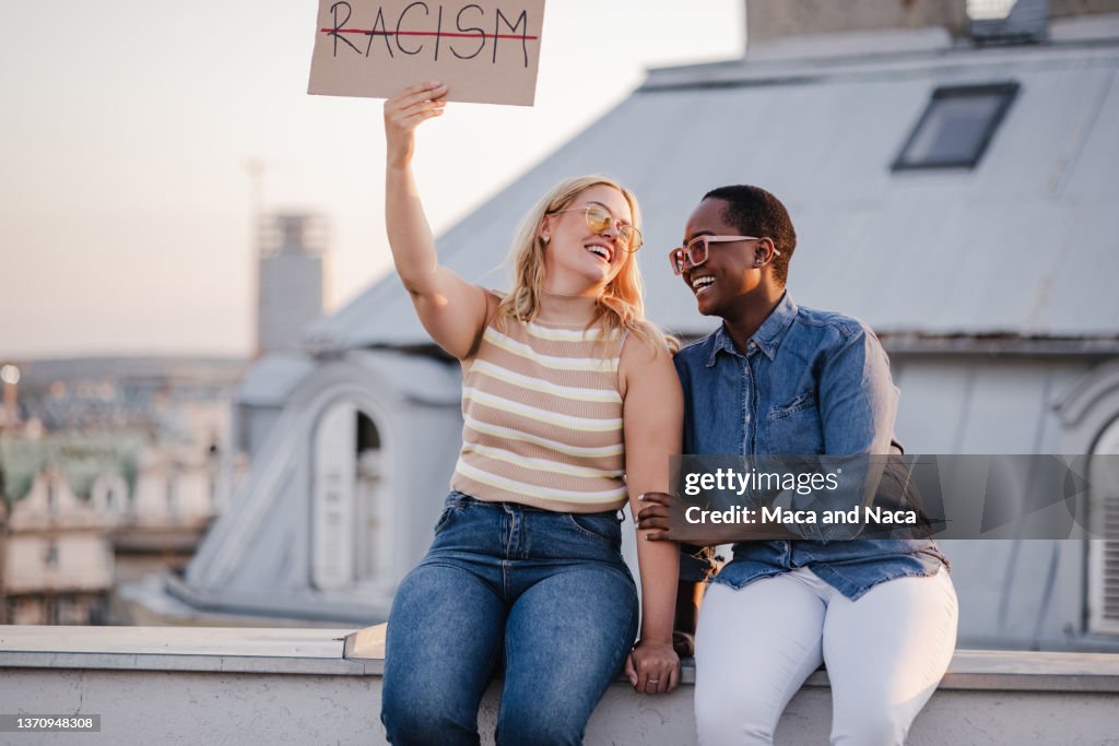 Multirassische Freunde sind vereint gegen Rassismus