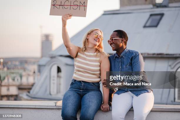multirassische freunde sind vereint gegen rassismus - anti racism stock-fotos und bilder